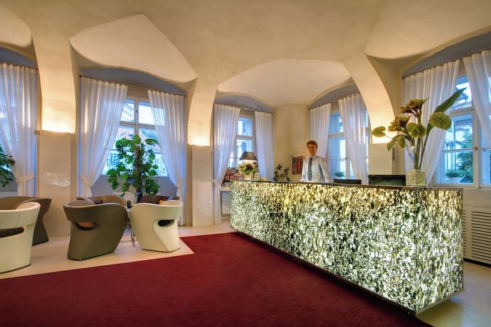 Hotel Three Storks, Reception