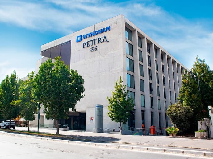 Wyndham Santiago Pettra, Primary image