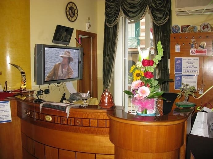 Hotel Iris, Primary image