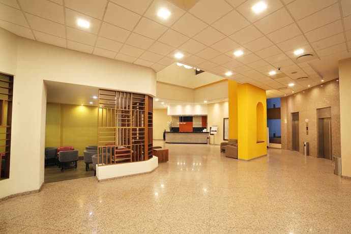 Hotel Mirabel, Interior entrance