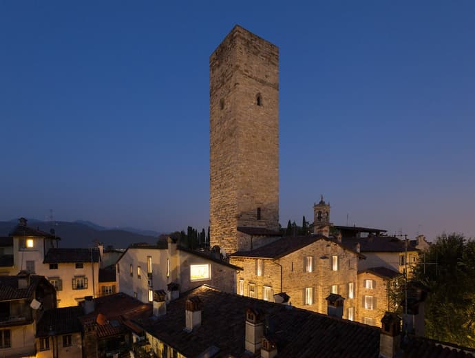 GombitHotel, Primary image