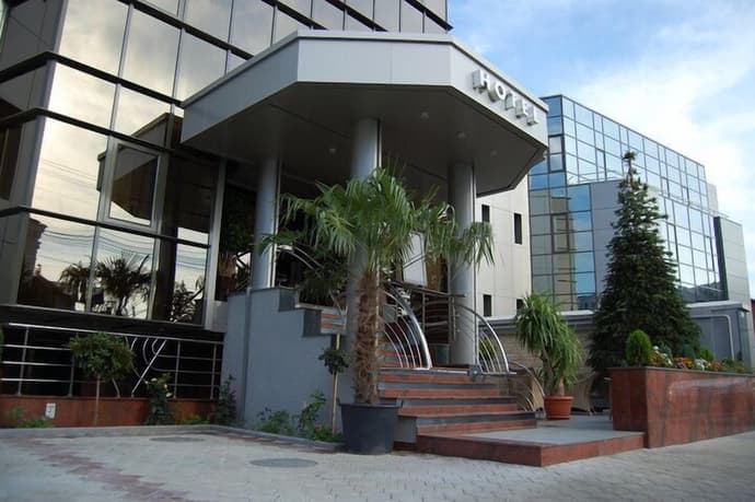 Hotel Acapulco, Primary image