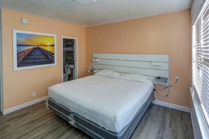 Beach and Town Motel, Primary image