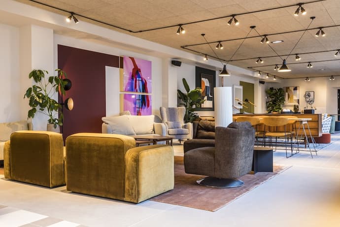 Le Grand Quartier, Primary image