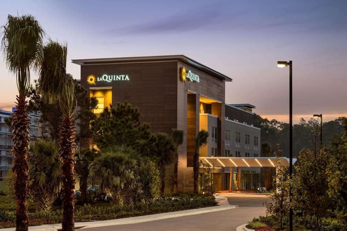 La Quinta Inn & Suites by Wyndham Orlando - IDrive Theme Parks, Primary image