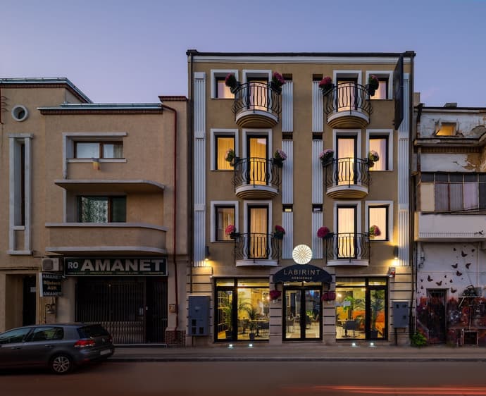 Labirint Hotel, Primary image