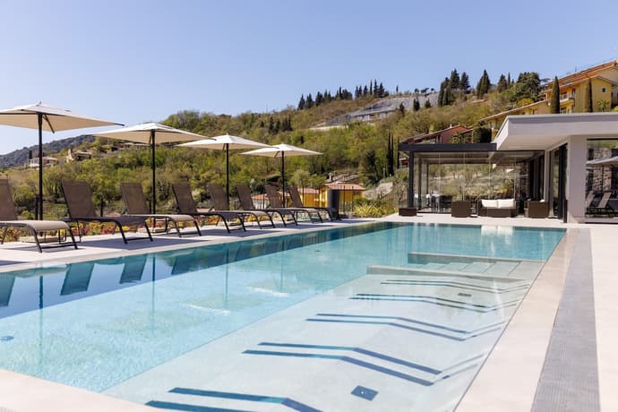 Hotel DeVille, Primary image