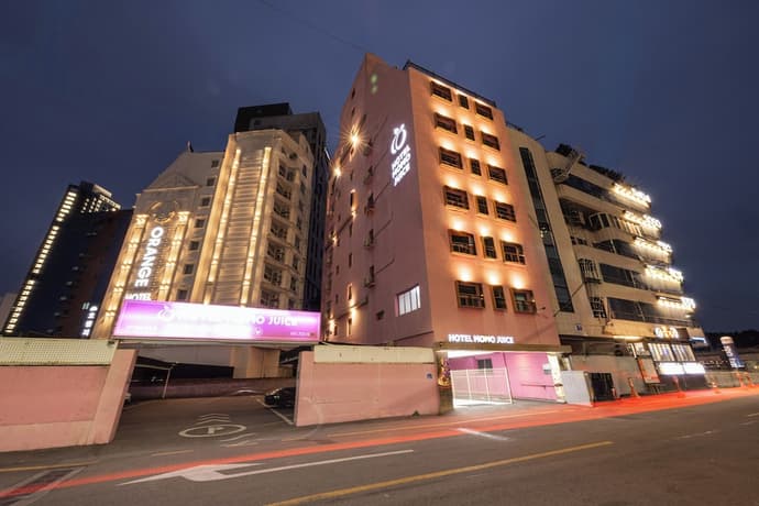 Hotel Momo Juice, Primary image