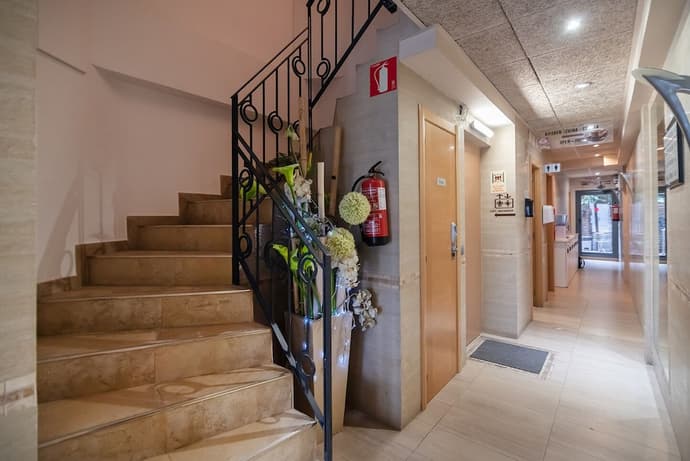 Hostal House, Reception