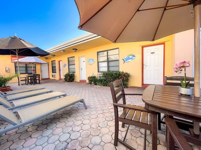 Greniers, Primary image