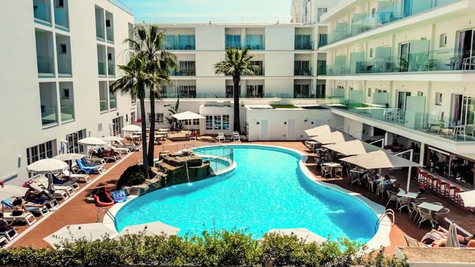 Hotel Capricho, Primary image