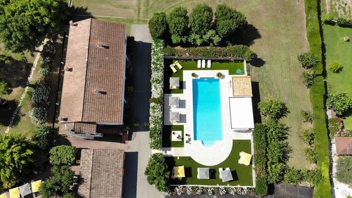 Hotel Du Bosquet, Primary image