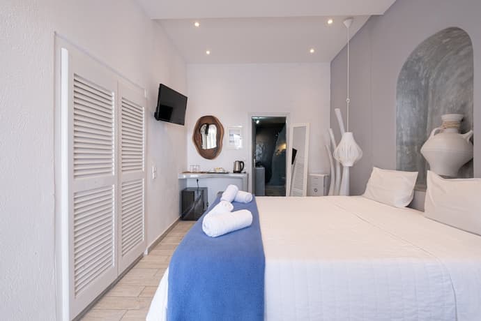 Loucas On The Cliff, Room