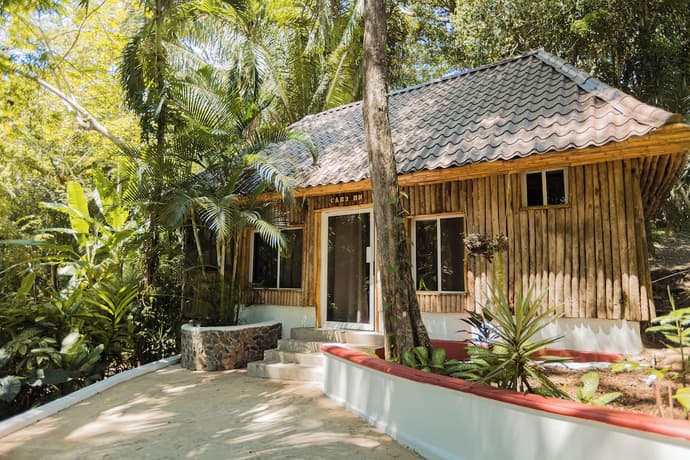 Falling Leaves Lodge, Primary image