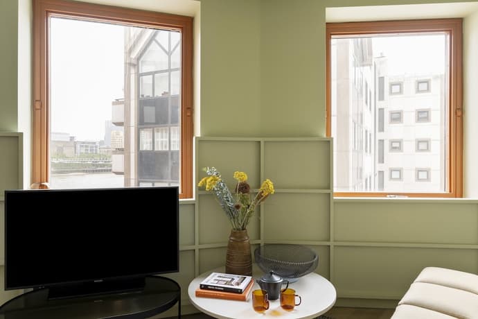 Locke At Broken Wharf, Primary image