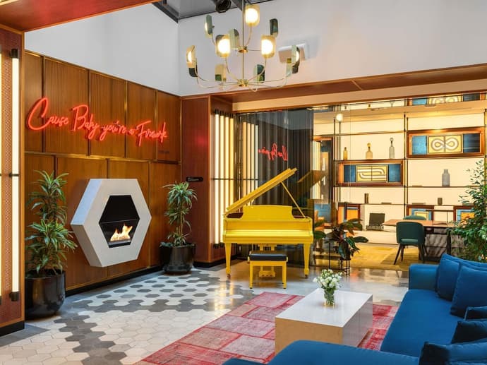 Pullman Budapest, Primary image