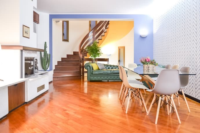 Flatmilan, Primary image