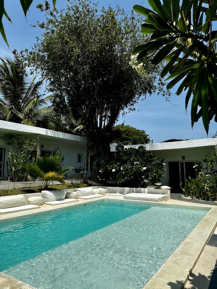 La Base B&B, Primary image