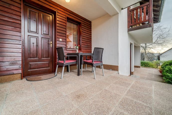 Apartment 4s, Primary image