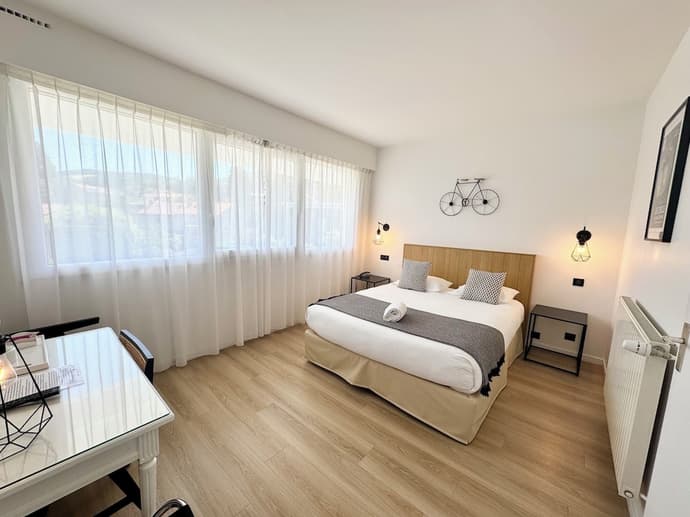 Hotel Astoria, Primary image