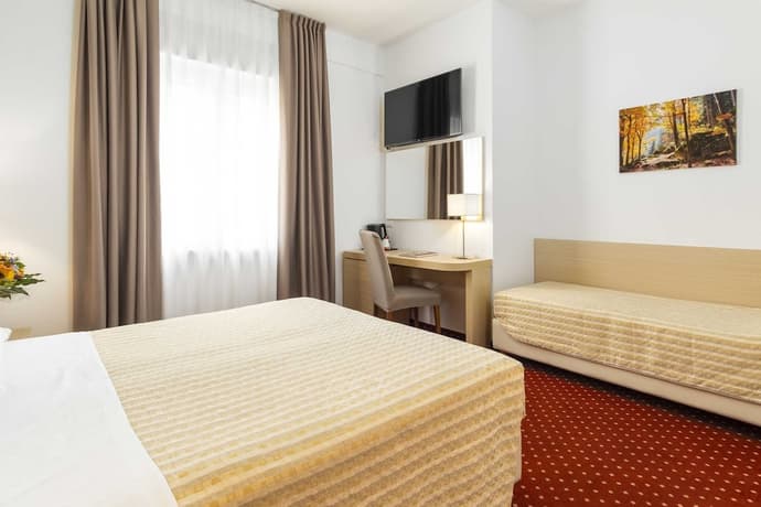 Hotel Regina, Primary image