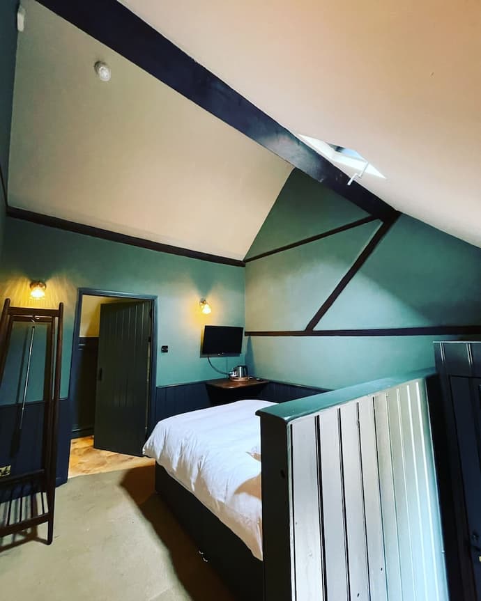 The Plume of Feathers, Room