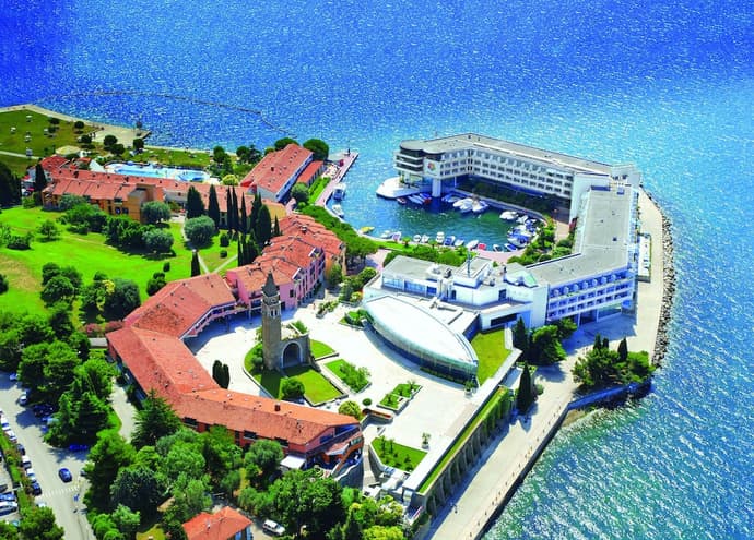 Hotel Histrion, Primary image