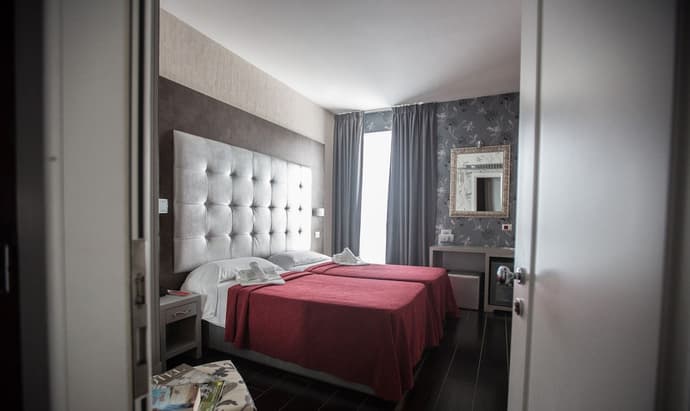 Hotel Relax, Primary image