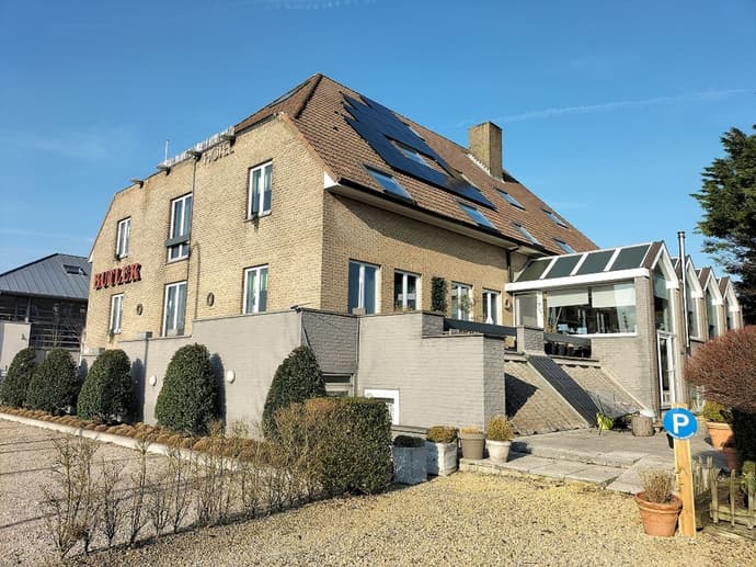 Hotel Butler, Primary image