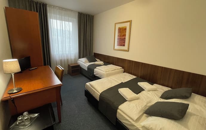 Hotel Bohemians, Primary image