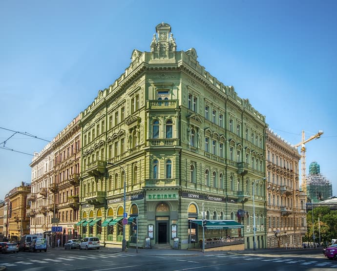 Deminka Palace, Primary image