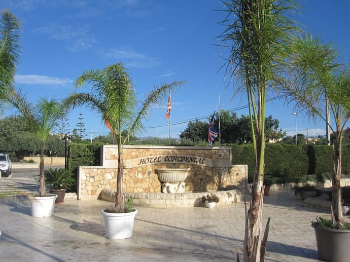 Hotel Continental, Primary image