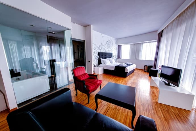 Sarroglia, Primary image