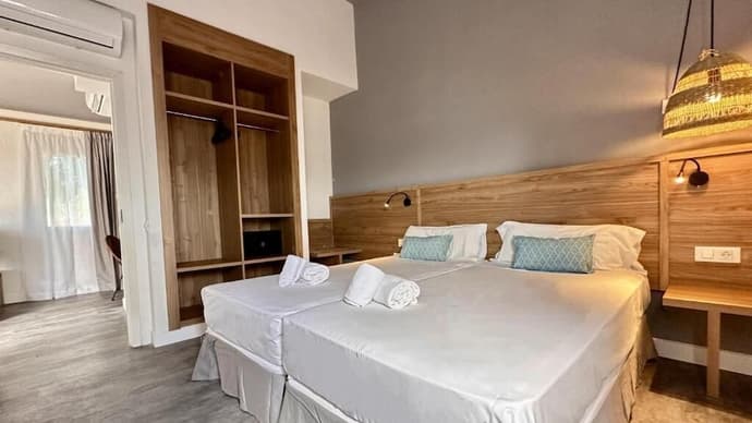 Caleta Dorada, Primary image