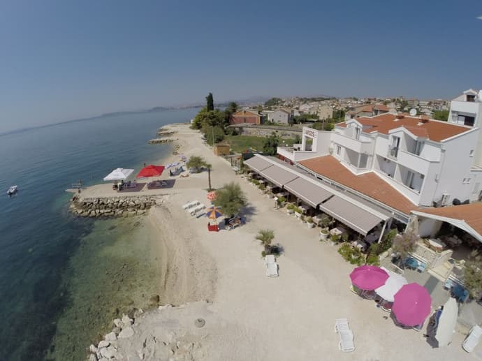 Pansion Amigos, Primary image