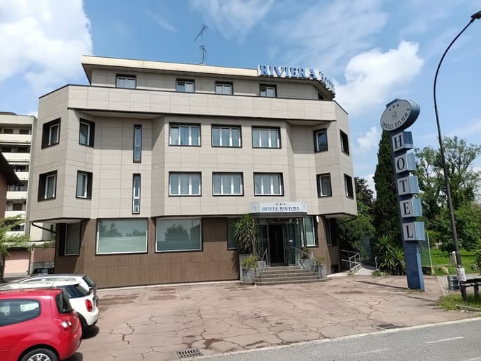 Hotel Riviera, Primary image