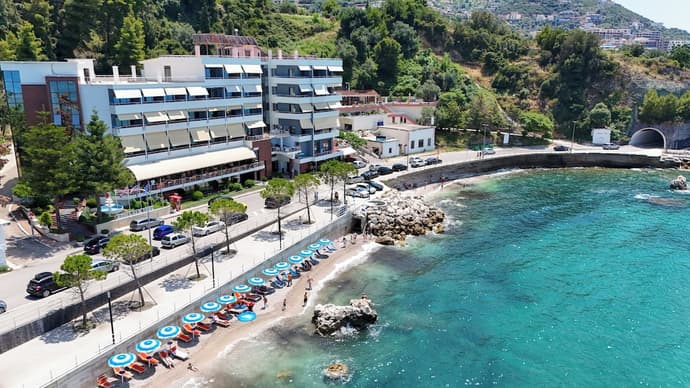 Hotel New York, Primary image