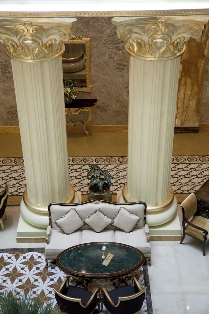 Grand Excelsior Hotel Al Barsha, Lobby sitting area