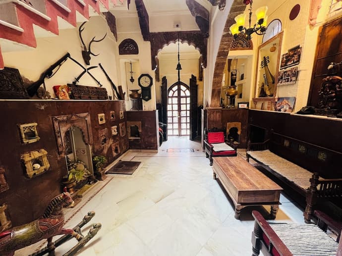 Juna Mahal, Primary image