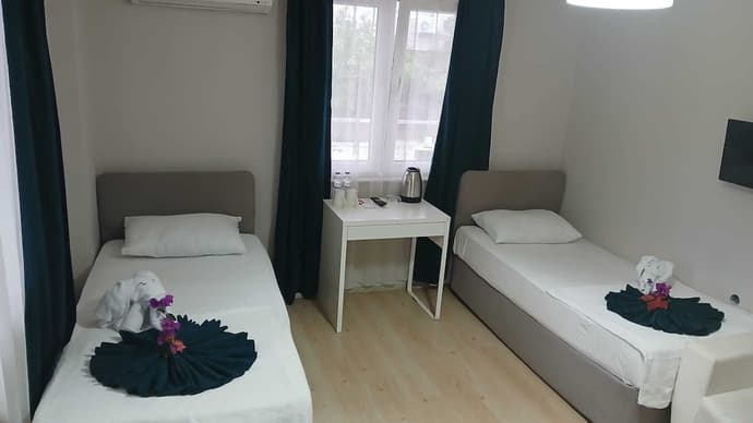 Khan's Hotel, Primary image