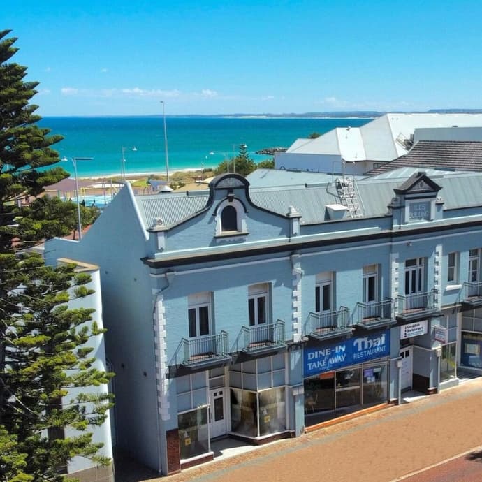 Geraldton Backpackers on the Foreshore, Primary image