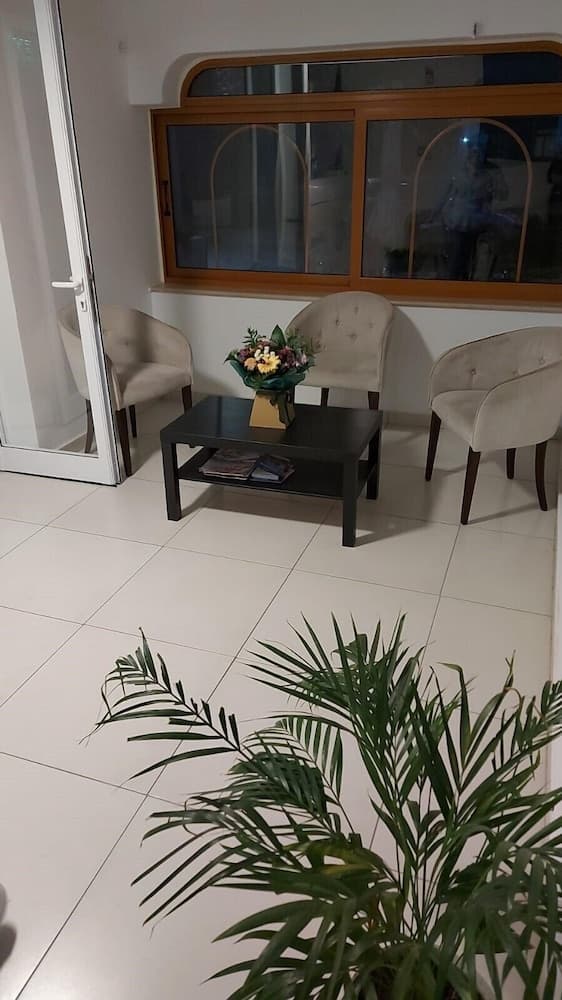 La Veranda Hotel, Lobby