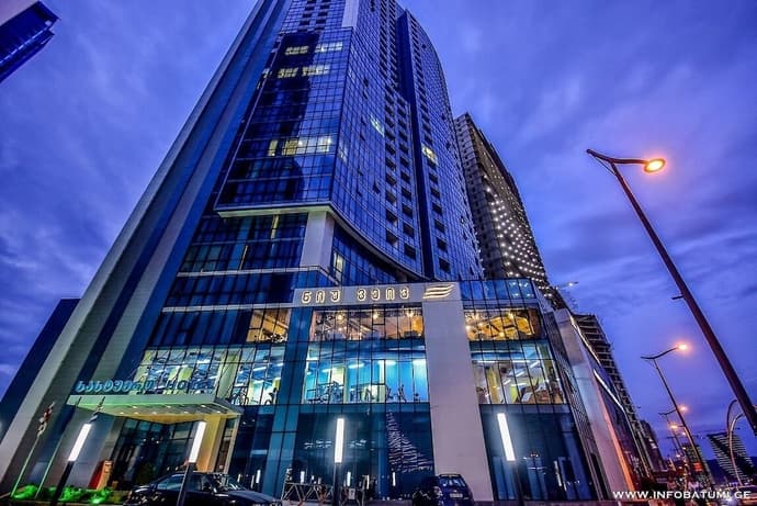 New Wave Hotel, Primary image