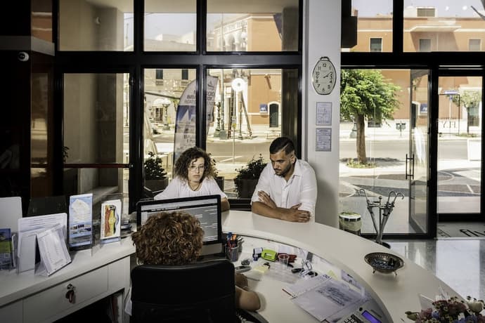 Hotel Fly, Interior entrance