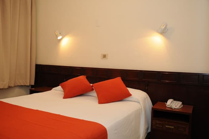 Hotel California, Primary image