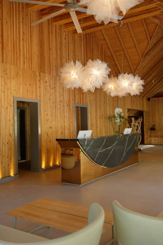 OUTRIGGER Maldives Maafushivaru Resort - Transfer Idrovolante Incluso - Airone Selection, Lobby