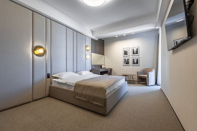 Regency Hotel, Primary image