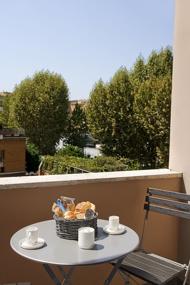 Le Cupole, Primary image