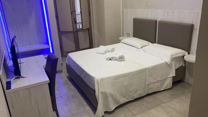 Hotel Poker, Primary image