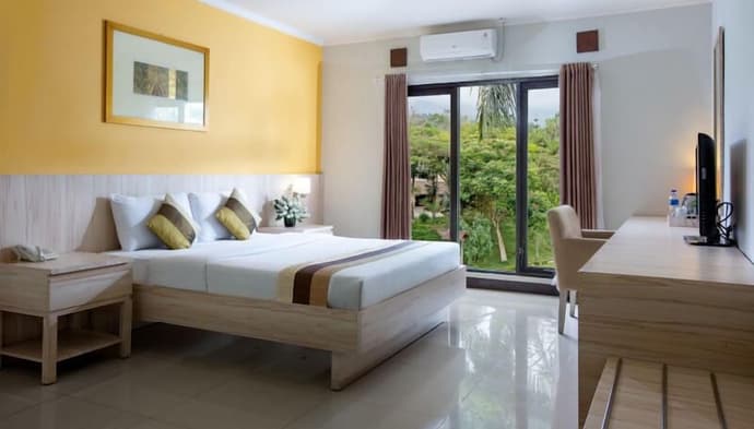 Palace Hotel, Primary image